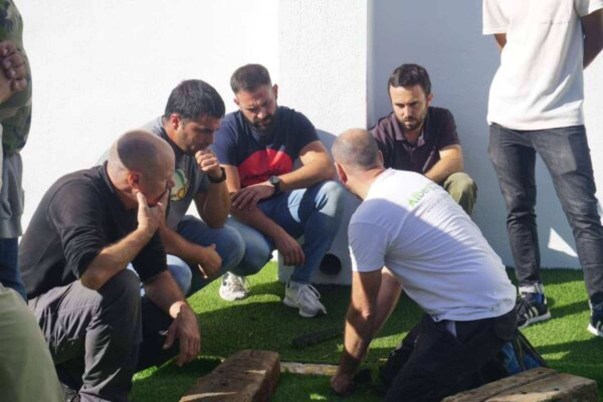 Aprender cómo poner césped artificial paso a paso; Albergrass refuerza su programa para instaladores