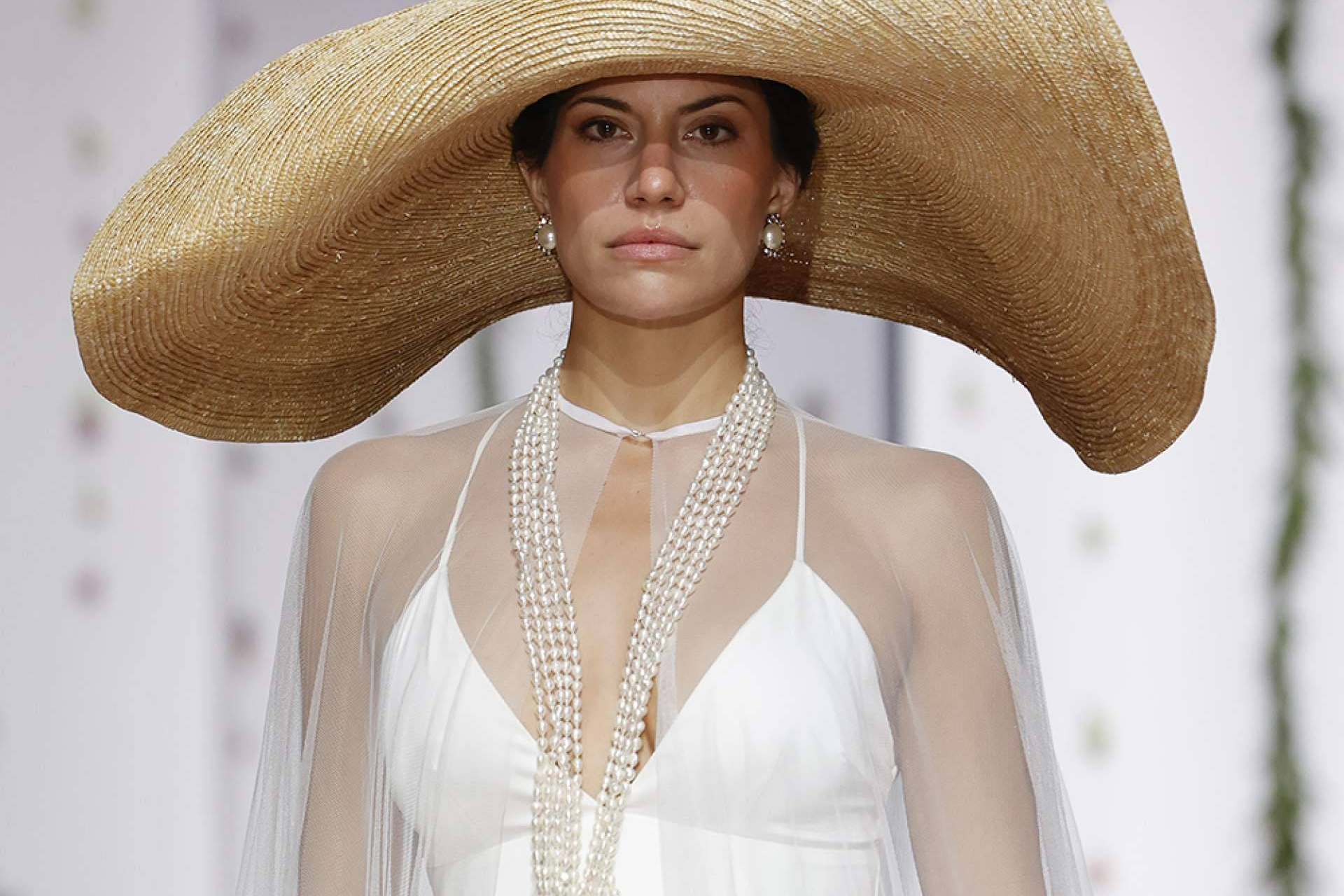 Capas Capicúa presenta su primera colección de capas para novias en Atelier Couture 2025