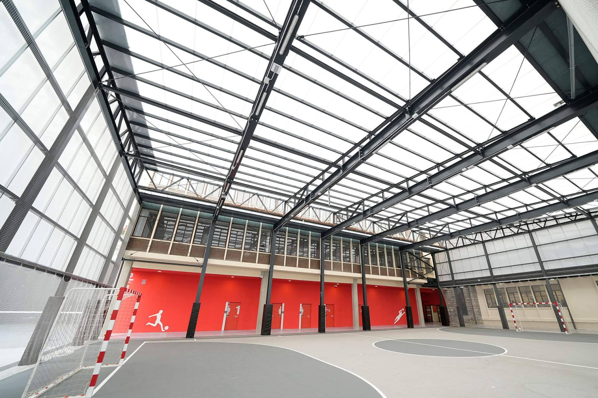 Seguridad y durabilidad en instalaciones deportivas mediante estructuras metálicas de Instalaciones RPM