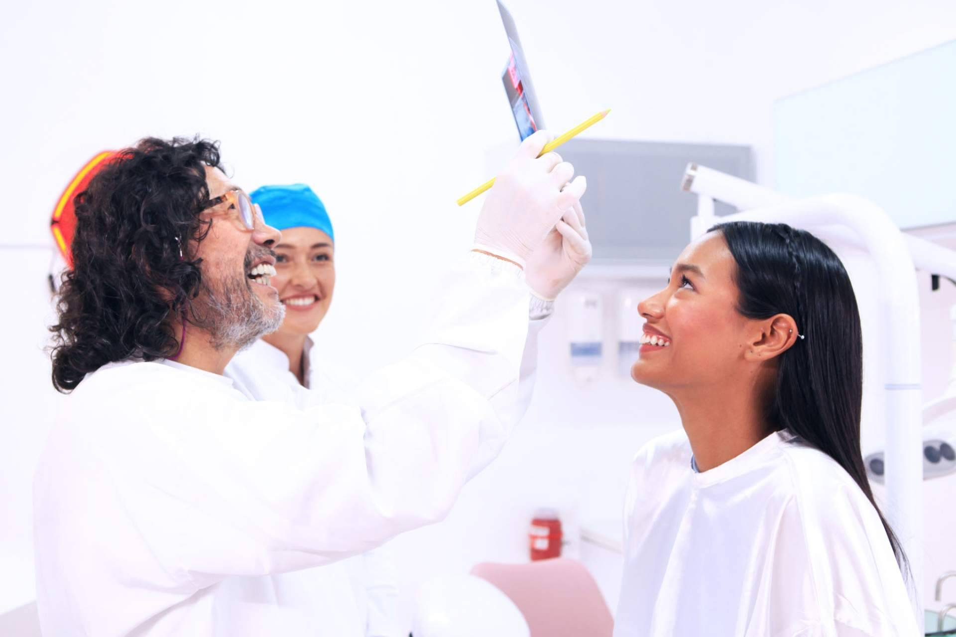 Odontología de Marlon Becerra, clínica de blanqueamiento dental en Bogotá y estética bucal integral