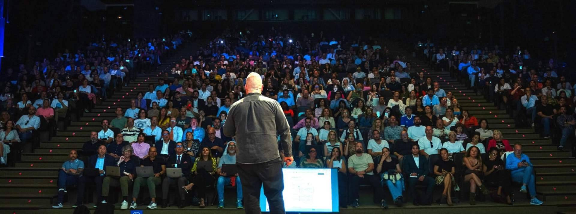 La IA aplicada a la empresa congrega a 2.000 asistentes en Granada con Antonio del Águila