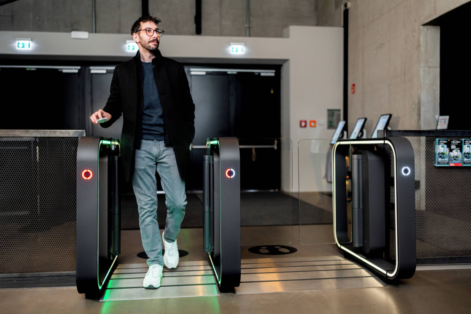 Puertas rápidas de seguridad, la solución de ASSA ABLOY para optimizar el control de accesos peatonales en edificios