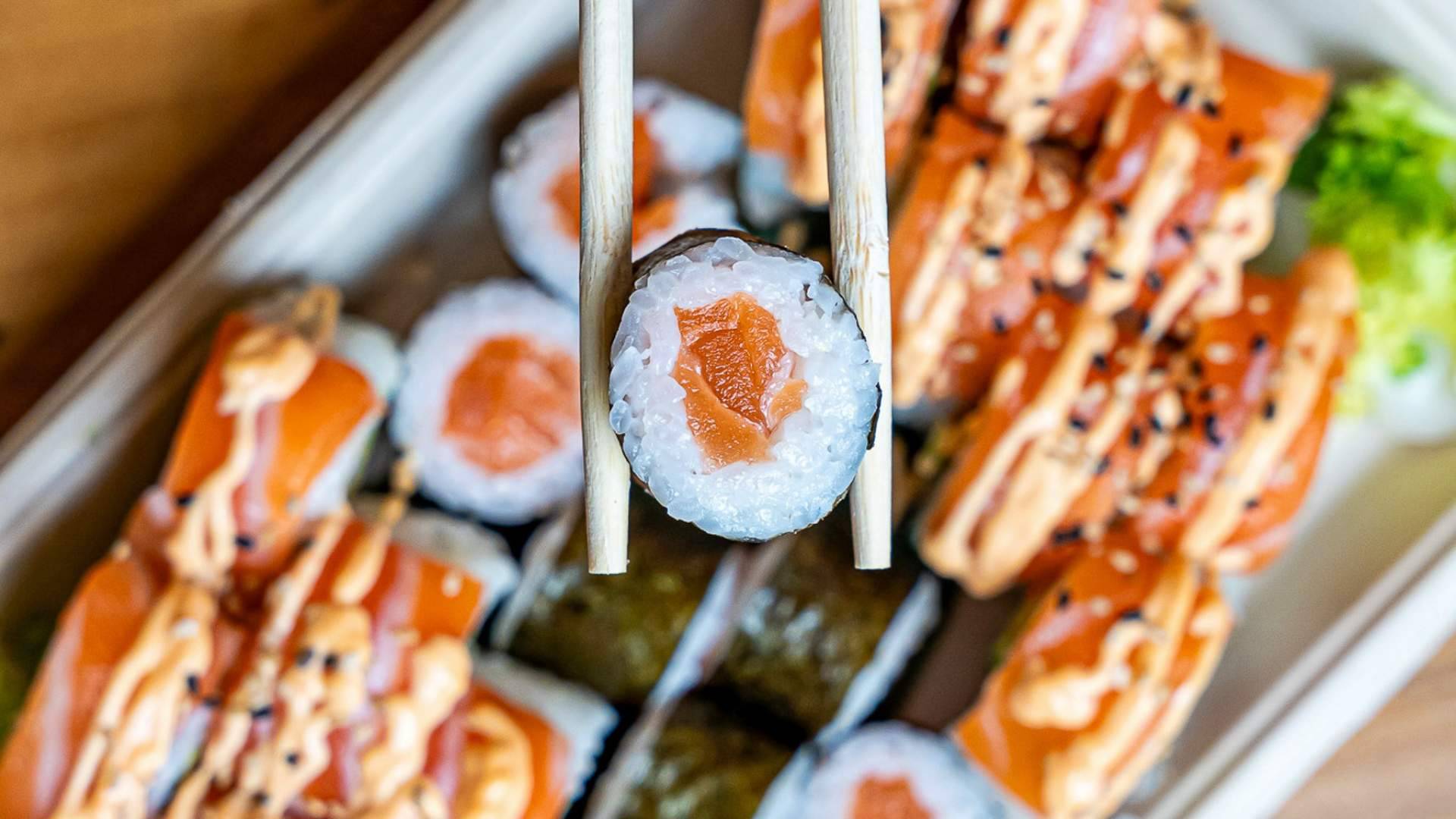 La Uramakeria afianza su crecimiento con sushi urbano, delivery y una carta de casi 100 referencias