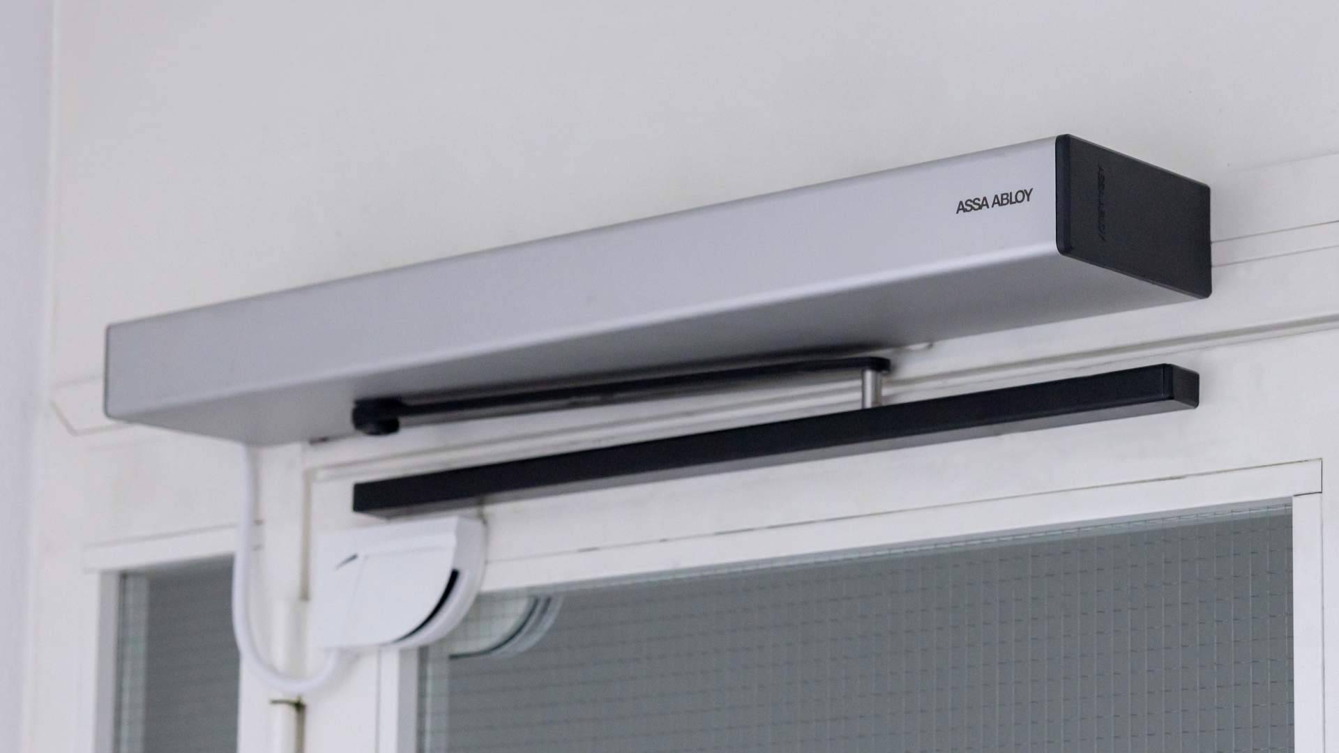 El nuevo estándar tecnológico de ASSA ABLOY que redefine el consumo energético en las puertas de paso