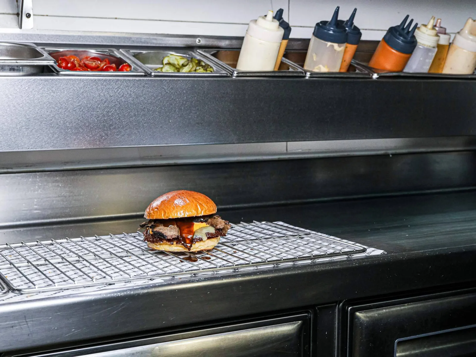 La Central estrena burger de verano con brisket ahumado durante horas, queso Mahón DOP y smash de vaca