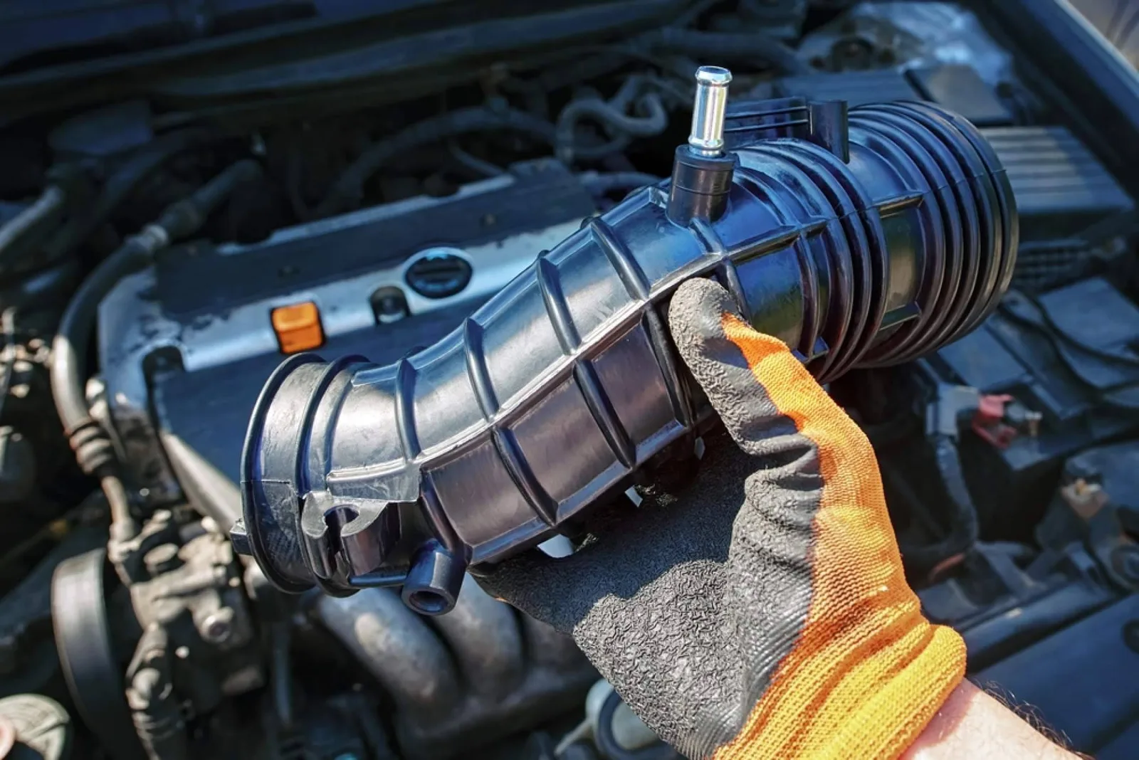 El desgaste de los manguitos del coche puede provocar averías mecánicas, según talleres Claxon
