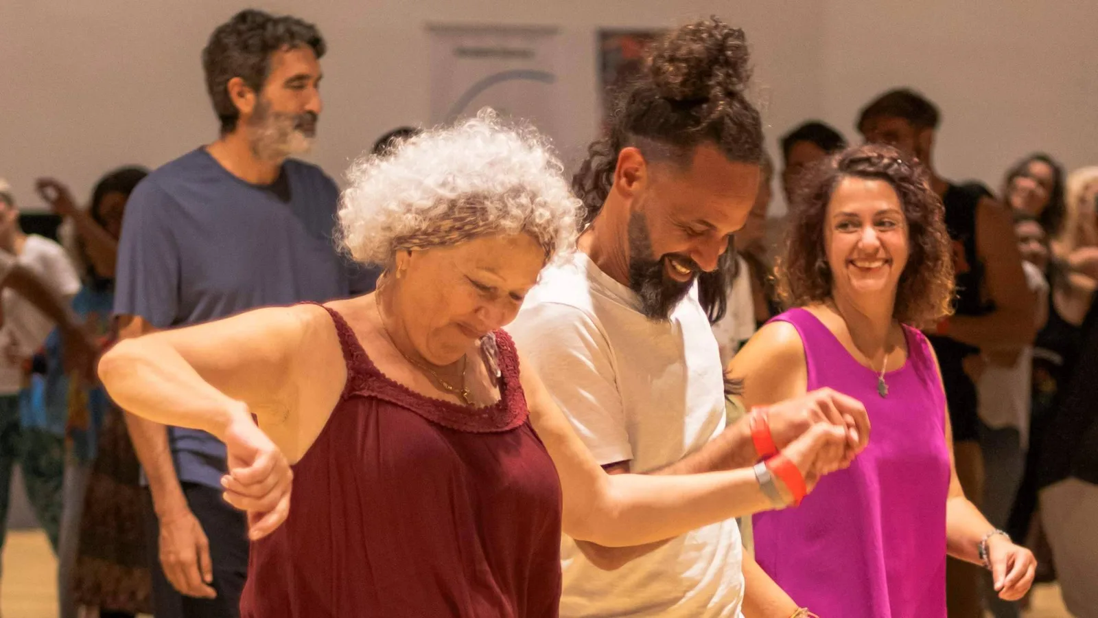 La danza en grupo reduce el estrés; más de dos décadas de estudios respaldan la Biodanza SRT